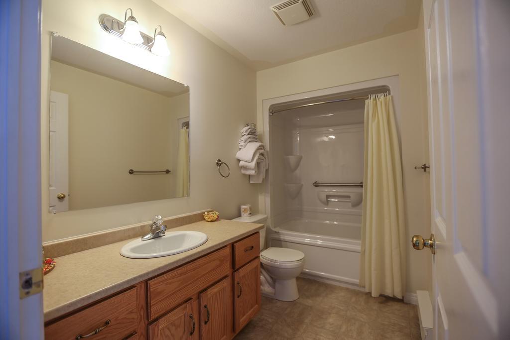 Airport Inn Fredericton Bagian luar foto