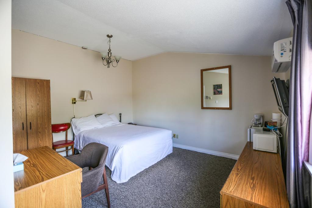 Airport Inn Fredericton Bagian luar foto