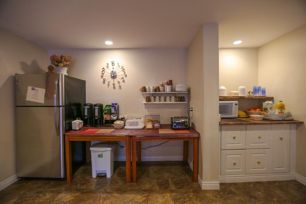 Airport Inn Fredericton Bagian luar foto
